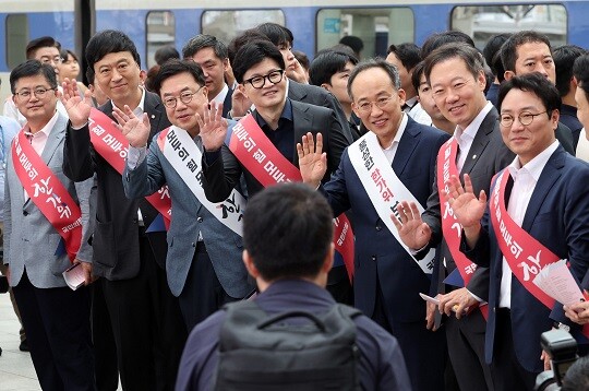 국민의힘 한동훈 대표와 추경호 원내대표를 비롯한 지도부가 9월 13일 오전 서울 용산구 서울역에서 귀성객과 인사를 하고 있다. 사진=최준필 기자