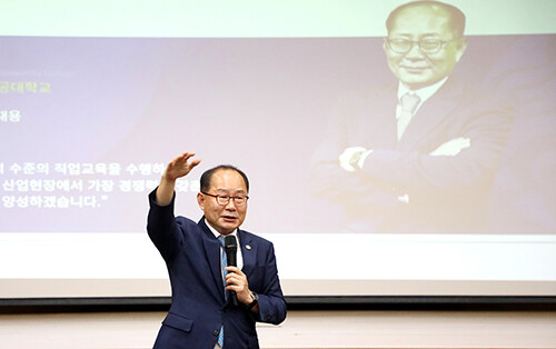 이재용 총장 미팅위크를 맞아 학생들의 질문에 대답하고 있다. 사진= 영남이공대 제공