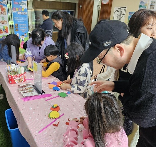 대구향토역사관에서 아이들과 부모가 체험 행사에 참여하고 있다. 사진=대구시 제공