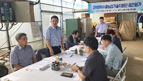 경북농업기술원은  지난 26일 사과, 화훼, 감 수출 확대를 위한 '수출농업기술지원단 중간평가회'를  갖고 있다. 사진=경북농기원 제공