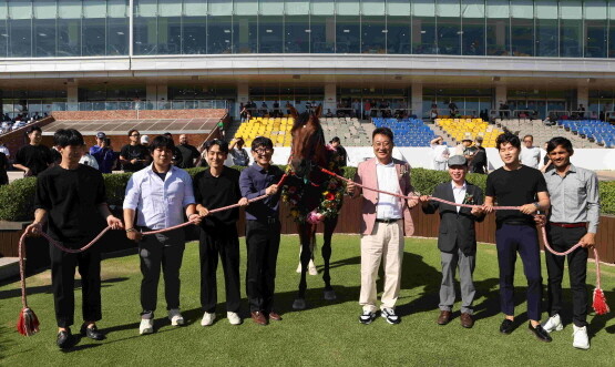 고별식 장면. 오른쪽 네 번째가 이경희 마주, 세 번째가 최기홍 조교사. 사진=렛츠런파크 부산경남 제공