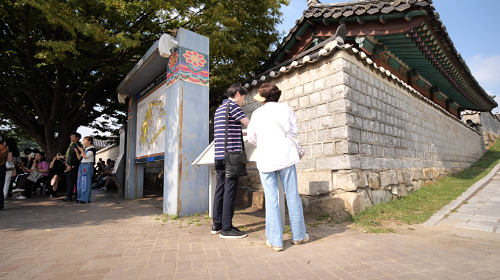 시각장애인이 문화관광해설사와 함께 수원화성을 관광하고 있다. 사진=수원특례시 제공