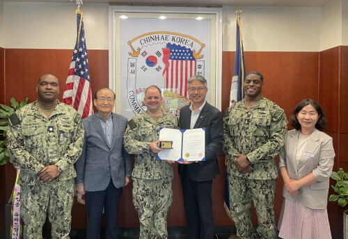 명예도민증 수여 모습. 사진=경남도 제공