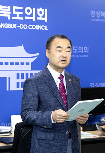 박규탁 경북도의회 수석대변인이 7일 오후 도의회 기자실에서 TK 신공항 사업과 관련해 기자회견을 갖고 있다. 사진=경북도의회 제공