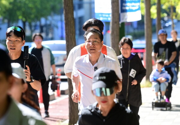 유정복 인천시장이 '건강도시 인천! 달려라!'에서 참가 시민들과 중앙공원 일대를 달리고 있다. 사진=인천시 제공