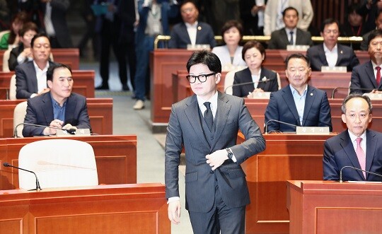 국민의힘 한동훈 대표가 10월 4일 오전 국회에서 열린 의원총회에서 발언대로 나서고 있다. 사진=박은숙 기자