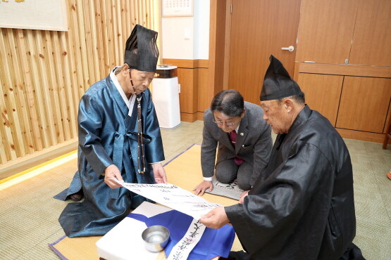 숭선전 추향대제 초헌관 추대 망장 전달식 장면. 사진=김해시 제공