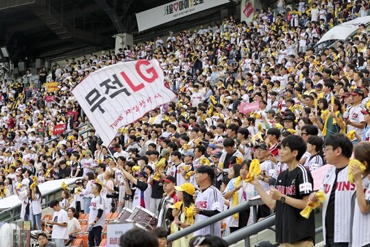 정근우, 윤희상은 모두 LG가 1패를 안고 3승으로 한국시리즈에 진출할 것이라고 예상했다. 삼성이 LG를 이기기 어려운 요인으로는 헐거워진 마운드를 꼽았다. 사진=박정훈 기자