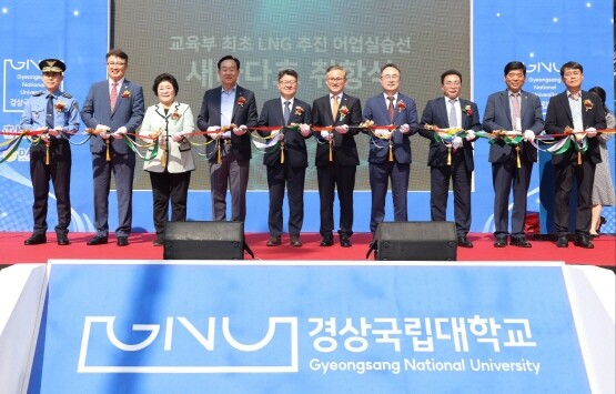 경상국립대학교는 10월 11일 오후 1시 경남 통영시 경상국립대 해양과학대학 실습선 접안부두에서 ‘교육부 최초 액화천연가스(LNG) 추진 어업실습선 새바다호 취항식’을 개최했다. 사진=경상국립대 제공