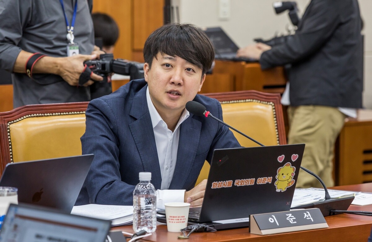 대통령실이 명태균 씨가 공개한 카카오톡 내용에 김건희 여사가 '오빠'라고 언급한 인물이 '친오빠'라고 해명하자 이준석 의원이 반박했다. 사진=최준필 기자