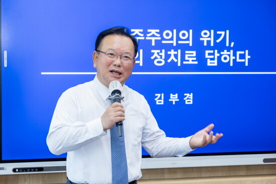 특강 장면. 사진=경상국립대 제공