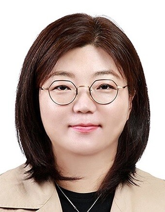 하이브 최고인사책임자(CHRO)이자 어도어 신임대표인 김주영 대표도 15일 환노위 국정감사에 증인으로 출석했다. 사진=어도어 제공