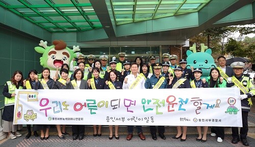 수지구 신봉동 신봉초등학교 녹색어머니회 등 관계자들과 교통안전 캠페인을 펼치고 있는 이상일 용인특례시장. 사진=용인특례시 제공