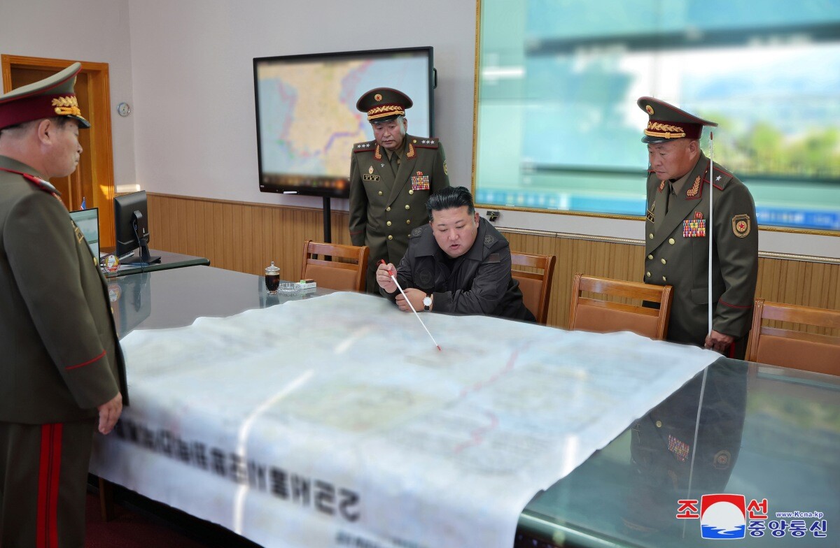 김정은 북한 국무위원장이 지난 17일 인민군 제2군단 지휘부를 방문했다고 조선중앙통신이 18일 보도했다. 김 위원장 뒤에 보이는 화면에 남측 지역을 포함한 지도가 띄워져 있다. 사진=연합뉴스