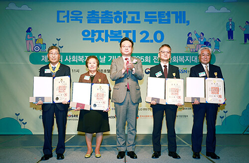 대통령 국민포장을 수상한 창인원 이경학 이사장(사진 맨 오른쪽). 사진=보건복지부 제공.