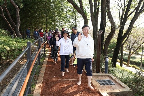 왕송호수공원 맨발걷기길 개장식에 참석한 김성제 의좡시장. 사진=의왕시 제공