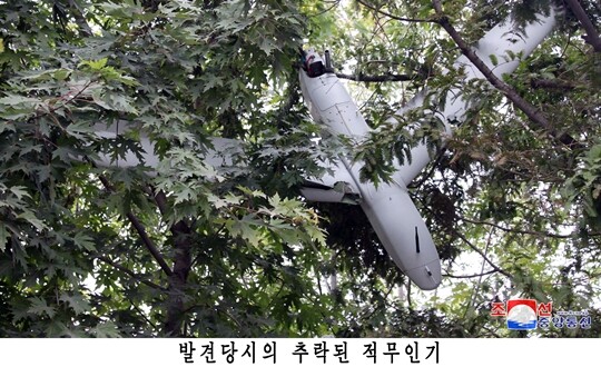 북한 국방성 대변인이 조선중앙통신을 통해 평양에 침투한 무인기 잔해를 발견했다고 주장했다. 해당 무인기가 한국군에서 운용하는 드론과 동일 기종이라며 사진을 공개했다. 사진=연합뉴스