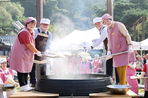 임금님표 이천쌀로 갓 지은 2000명분 가마솥밥. 사진= 이천시 제공