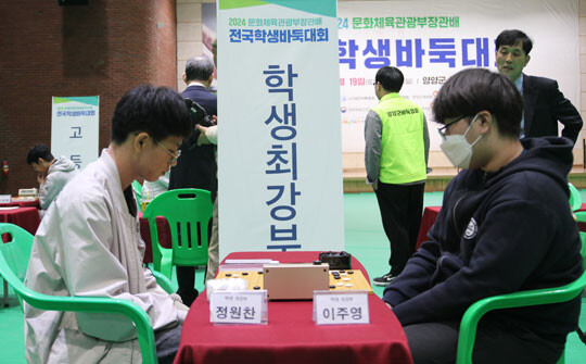 연구생 1조끼리 맞붙은 결승에서 이주영 군(오른쪽)이 정원찬 군을 꺾고 ‘학생 최강’으로 등극했다. 사진=대한바둑협회 제공