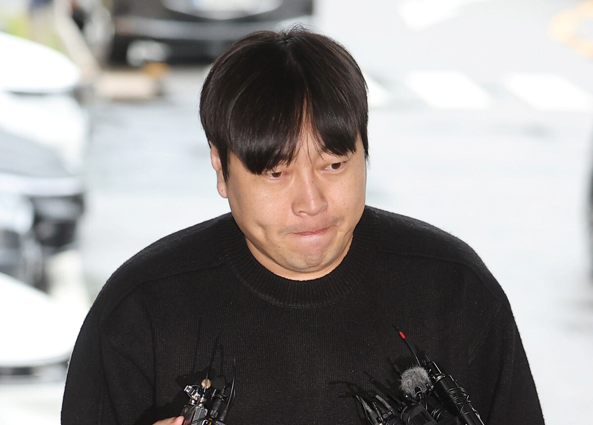 인터넷 불법 도박 사실을 고백한 개그맨 이진호 씨가 22일 오후 경찰 조사를 받기 위해 서울 강남경찰서로 들어서고 있다. 사진=연합뉴스