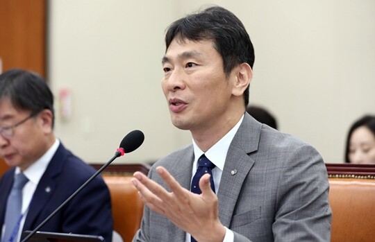 금융당국은 관계 부처와 협의를 거쳐 연내 부동산 PF 부실 재발 방지를 위한 제도 개선 방안을 마련할 계획이다. 지난 10월 17일 서울 여의도 국회 정무위원회 국정감사에 참석한 이복현 금융감독원장. 사진=박은숙 기자