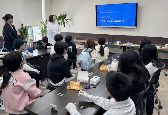 행사에 참여한 학생들이 (주)마라나노텍을 방문해 교육프로그램을 체험하고 있다. 사진=기보 제공