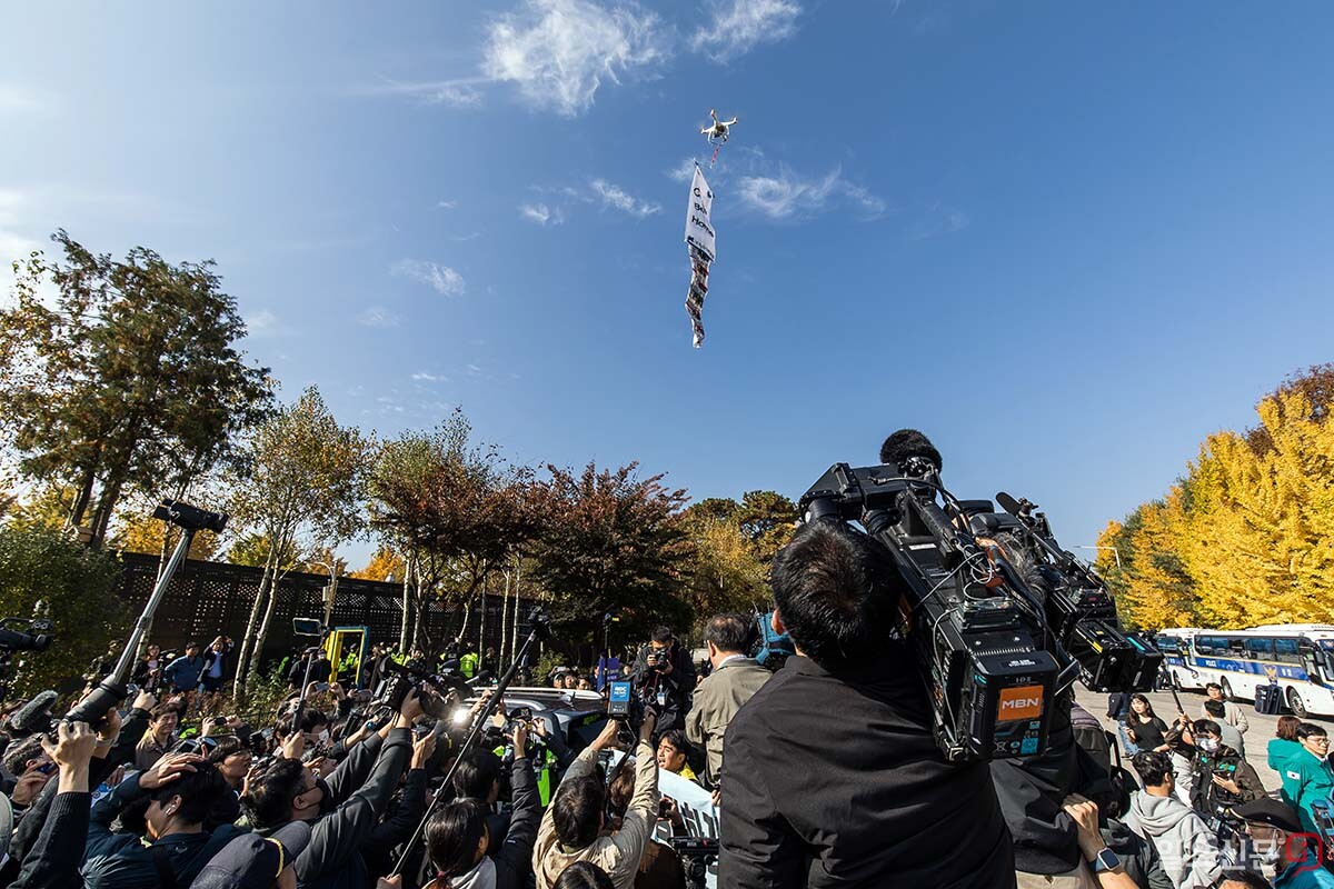 납북자 가족 단체 관계자들이 10월 31일 대북전단 살포 관련 기자회견에 앞서 납북자 송환을 요구하는 현수막을 단 드론을 날리고 있다. 납북자 가족 단체는 경기도특별사법경찰과 경찰, 접경지역 주민들의 반대에 부딪혀 이날 예고한 대북 전단 살포를 취소했다.