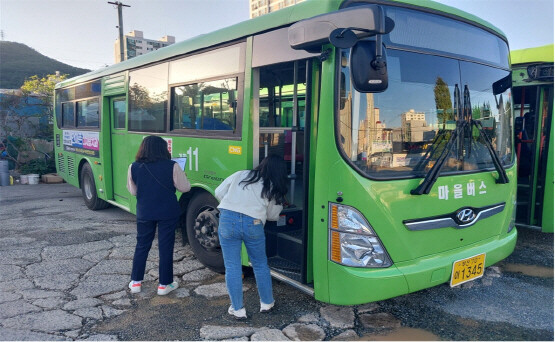 기장군 직원이 마을버스 안전관리 지도점검을 시행하고 있다. 사진=기장군 제공