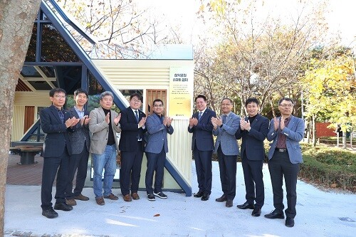 삼덕공원 '스마트쉼터' 준공식 참석자들이 기념촬영하고 있다. 사진=안양시 제공