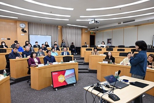 칭화대를 찾은 시흥시 대표단이 칭화대 구첸 교수의 설명을 듣고 있다. 사진=시흥시 제공