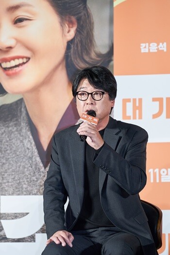 '대가족'으로 이승기와 부자 호흡을 맞춘 배우 김윤석은 작품을 처음 제안 받았을 때 대본을 읽고 "소설 한 권을 읽은 느낌"이었다고 회상했다. 사진=롯데엔터테인먼트 제공