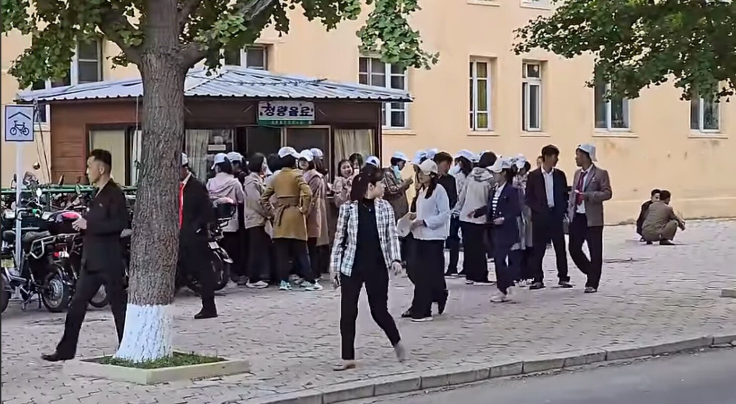 '청량음료'라는 간판이 적힌 노점상 앞에 있는 인파. 사진=유튜브 캡처