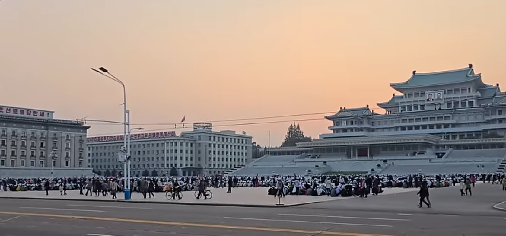 평양 심장부 금수산 태양궁전 앞 광장에 모인 사람들. 사진=유튜브 캡처