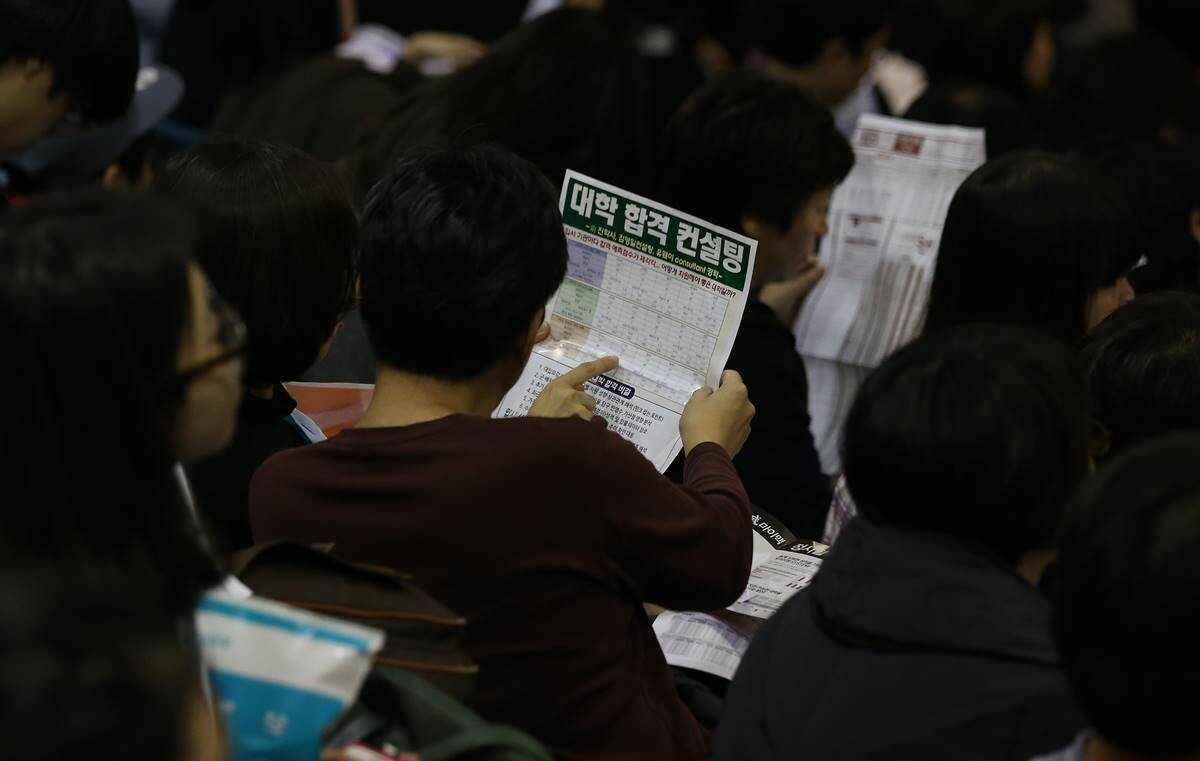 한 대형 입시학원의 입시설명회에서 참가자들이 '입시컨설팅' 업체 광고 전단을 살펴보고 있다. 사진은 기사 특정 내용과 관련 없음. 사진=연합뉴스