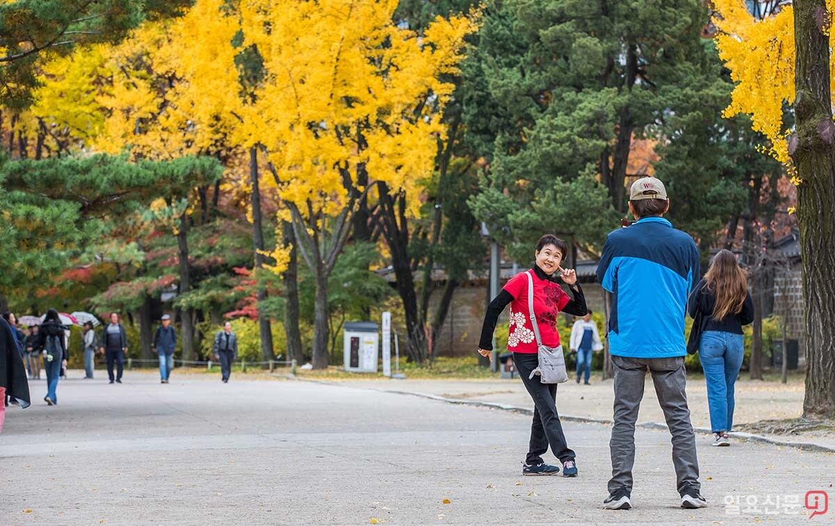 외국인 관광객들이 포즈를 취하며 기념사진을 찍고 있다.