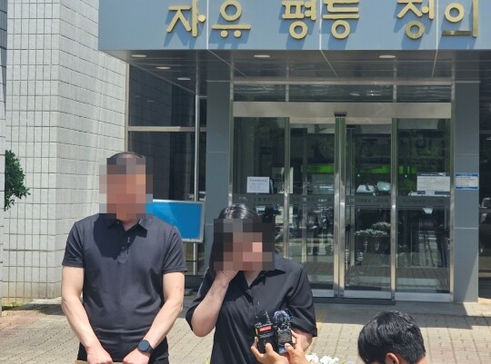 '거제 교제폭력 사건' 피해자의 부모가 지난 5월 20일 경남 통영시 창원지법 통영지원에서 예정된 가해자 A 씨에 대한 구속 전 피의자 심문(영장실질심사)에 앞서 재판부에 A 씨의 구속을 요구하며 흐느끼고 모습. 사진=연합뉴스