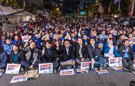 이재명 더불어민주당 대표와 박찬대 원내대표가 11월 9일 서울 세종대로에서 민주당이 주최한 '제2차 김건희 윤석열 국정농단 규탄·특검 촉구 국민행동의 날'에서 노래를 부르고 있다. 민주당은 국감 이후 윤석열 정부 압박에 총력을 다하는 분위기다. 사진=최준필 기자