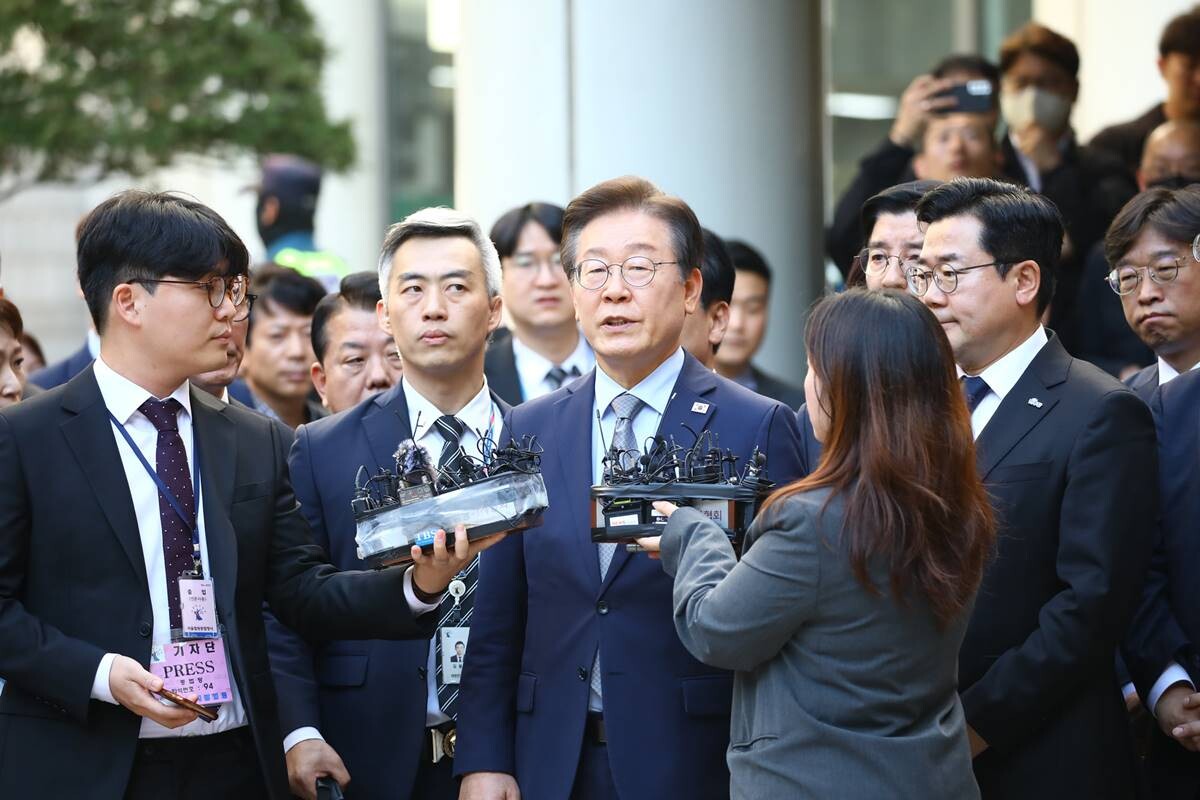 서울중앙지법에서 열린 공직선거법 위반 혐의 관련 1심 선고 공판을 마친 뒤 법원 청사를 나서는 이재명 더불어민주당 대표. 사진=임준선 기자