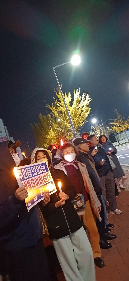 덕이동 데이터센터 인근부지에서 촛불집회하는 주민들. 사진=탄중덕이일산 대책위원회 제공