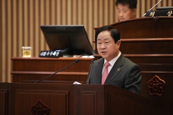 주광덕 남양주시장이 시의회에 2025년 본예산 편성안을 제출하고, 예산취지를 설명하고 있다. 사진=남양주시 제공