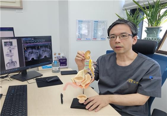 센텀종합병원 비뇨의학과 서원태 과장이 중년 이상 남성에게서 빈발하는 전립선비대증과 그에 대한 혁신적인 수술 치료법인 ‘아쿠아블레이션’에 대해 설명하고 있다. 사진=센텀종합병원 제공
