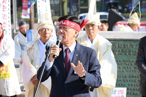 정종복 기장군수가 21일 부산시청에서 주민들과 함께 도시계획조례 개정의 부당함을 호소하고 있다. 사진=기장군 제공