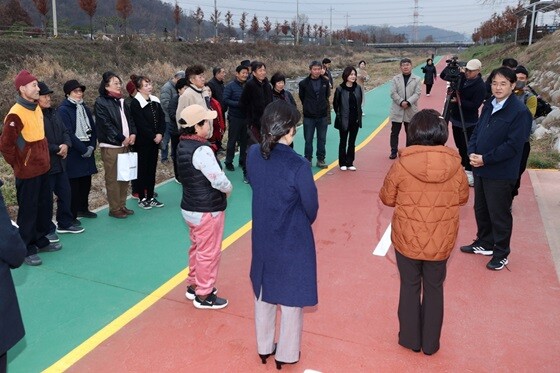 이동환 고양시장이 벽제천 산책로 현장 점검 중 시민들과  소통하고 있다. 사진=고양특례시 제공