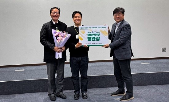 화성시가 20일 '공감e가득'사업 성과공유회에서 '빅데이터 기반 화성시 무장애 도시 환경 개선 및 구축' 과제가 행정안전부 장관상으로 선정되어 기념촬영하고 있다. 사진=화성시 제공