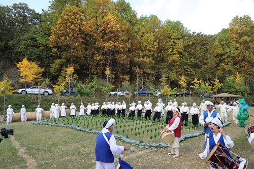 지난 2일 양평읍 산나물공원에서 열린 경연에서 양평민요보존회 회원들이 ‘양평민요’를 시연하고 있다. 사진=양평민요보존회 제공