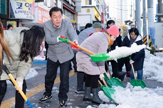 이재준 수원특례시장이 28일 동 단체원과 함께 골목길, 이면도로 등에서 제설 작업을 펼치고 있다. 사진=수원특례시 제공