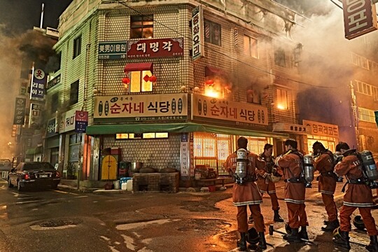 ‘소방관’의 제작진은 개봉을 앞두고 ‘곽도원 지우기’에 나섰다. 예고편은 물론 작품의 장면을 소개하는 스틸에서도 곽도원의 모습은 찾아보기 어렵다. 사진=영화 ‘소방관’ 홍보 스틸컷