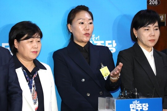 김건희 여사의 공천 개입 의혹과 명태균 씨 여론조사 비용 불법 조달 의혹을 제기한 강혜경 씨가 10월 21일 오후 서울 여의도 국회에서 더불어민주당 공익제보자 권익보호위원회 전현희 위원장을 비롯한 의원들과 함께 기자회견을 하고 있다. 사진=박은숙 기자