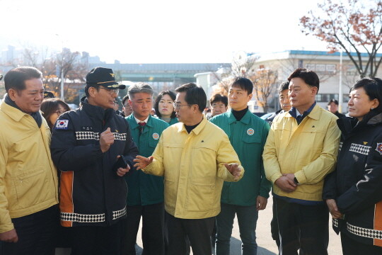 김동연 도지사가 양당 최종현(더민주), 김정호(국힘) 대표, 지역 도의원 등과 함께 안양농수산물도매시장에 서 현장 보고를 받고 있다. 사진=경기도 제공