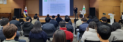 경산시가 지난 29일 시청에서 지역 건설업 활성화를 위한 공사발주 관련 교육을 실시히고 있다. 사진=경산시 제공